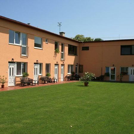Penzion Atlas Štúrovo Exterior foto